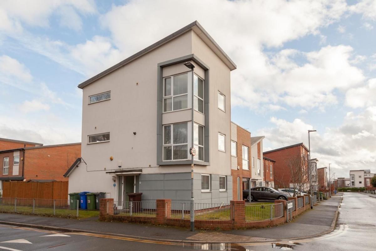 Holiday home Exquisite 4 Bedroom 2 Bath Parking Etihad Stadium Manchester
