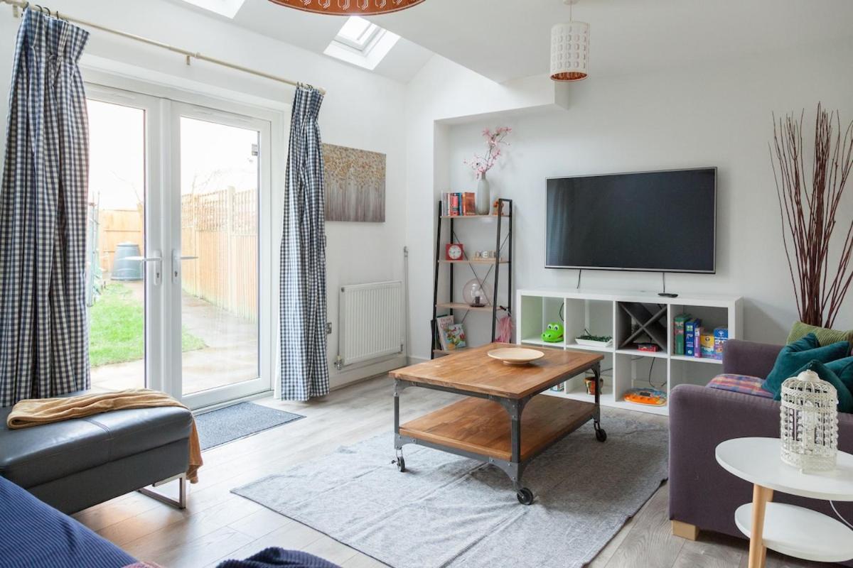 Exquisite 4 Bedroom 2 Bath Parking Etihad Stadium Holiday home Manchester