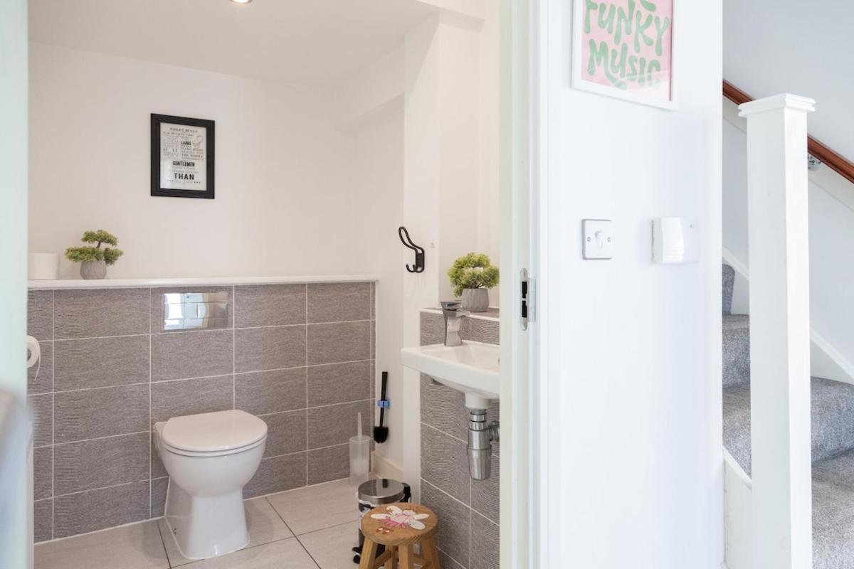 Exquisite 4 Bedroom 2 Bath Parking Etihad Stadium Holiday home Manchester