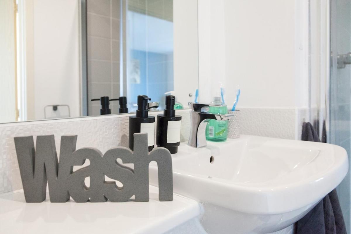 Exquisite 4 Bedroom 2 Bath Parking Etihad Stadium Holiday home Manchester