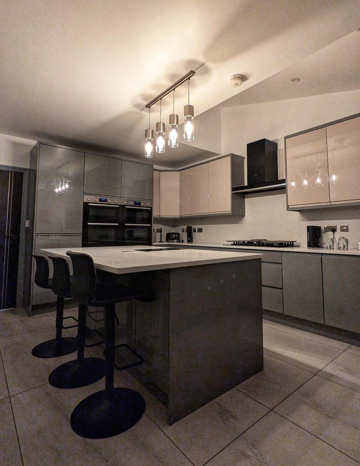 Beautiful 5 Bedroom Sleeps 12 People In Manchester