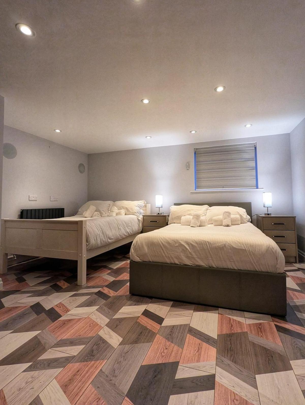 Beautiful 5 Bedroom Sleeps 12 People In *