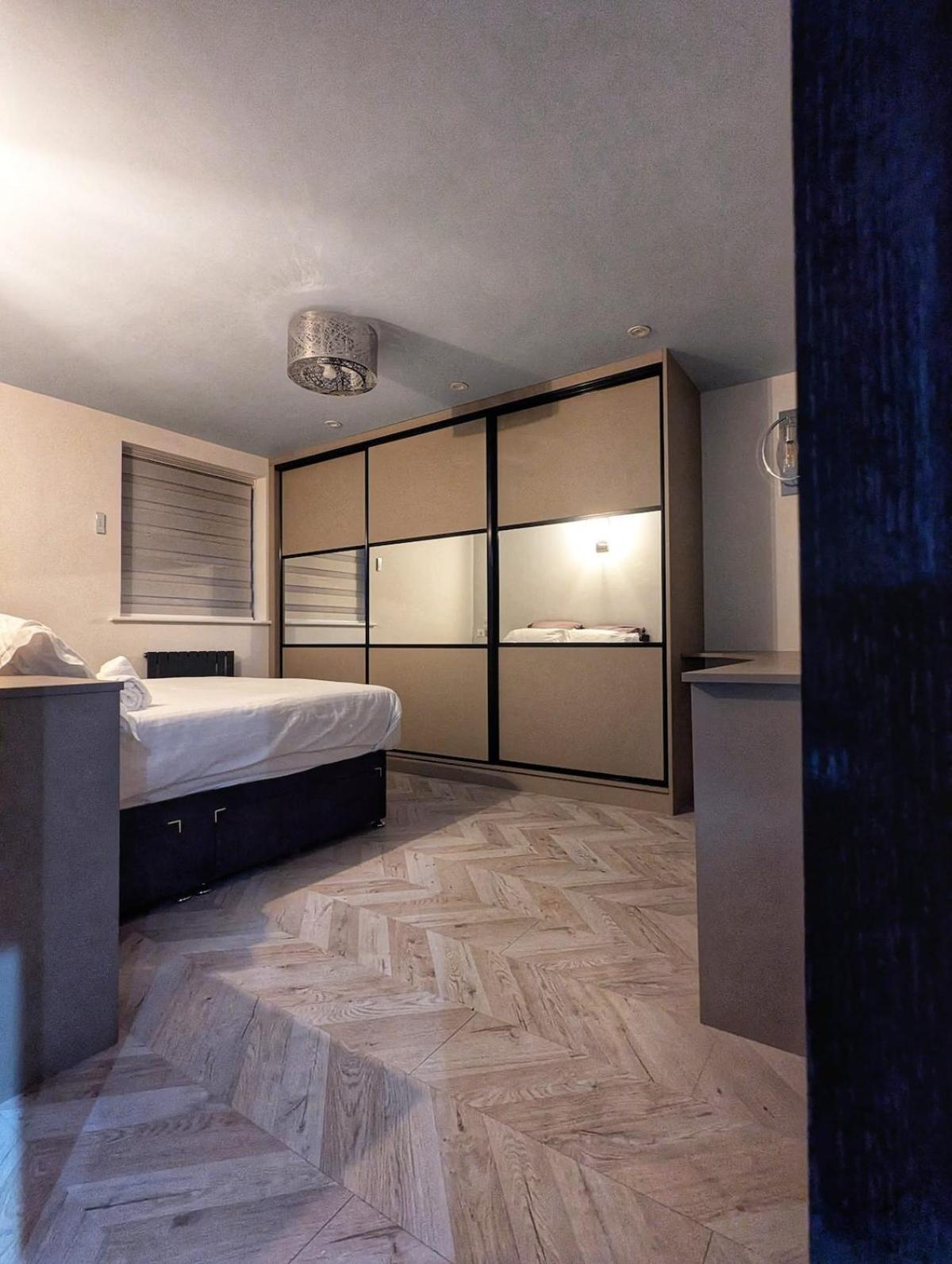 Beautiful 5 Bedroom Sleeps 12 People In Holiday home Manchester