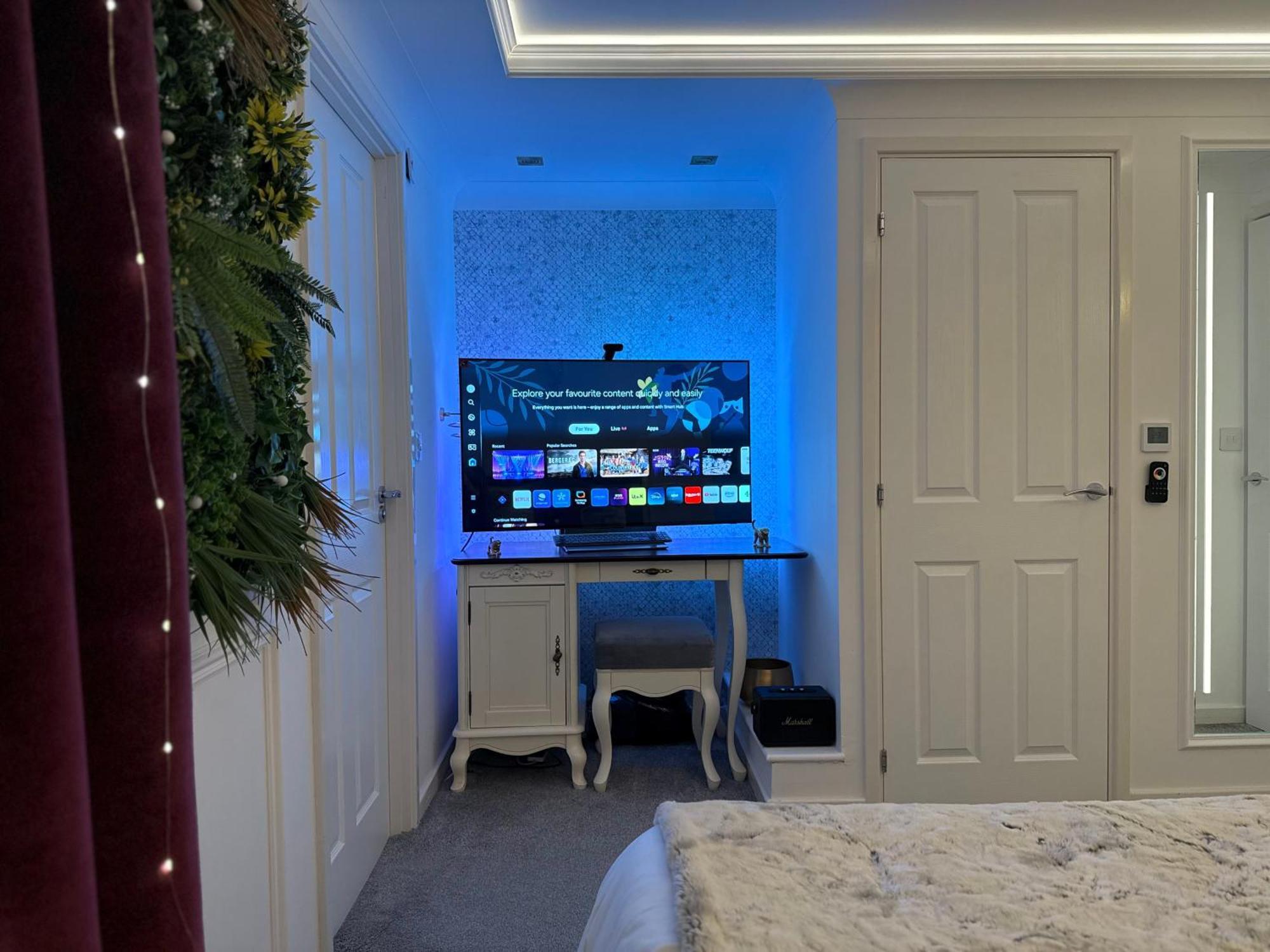 Private Bedroom In Unique Luxury House, Salford, Homestay Manchester
