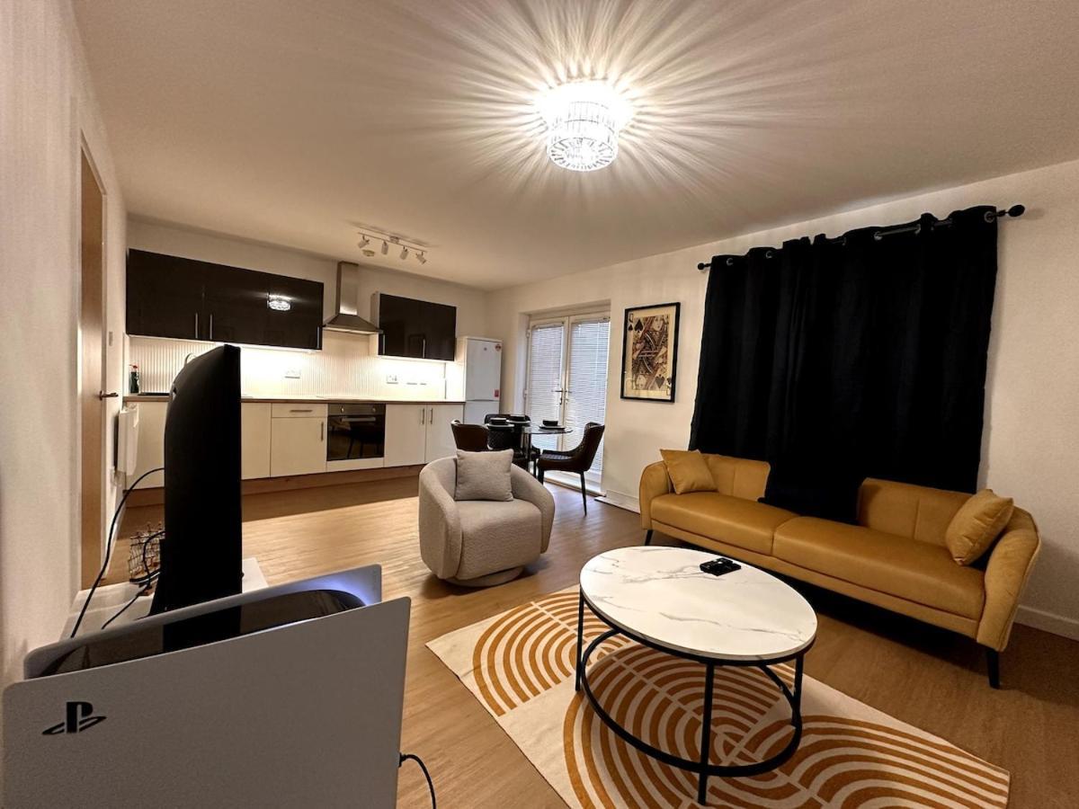 Centrally Located Modern 2 Bedroom Apartment, Minutes Walk To Ao Arena Apartment *