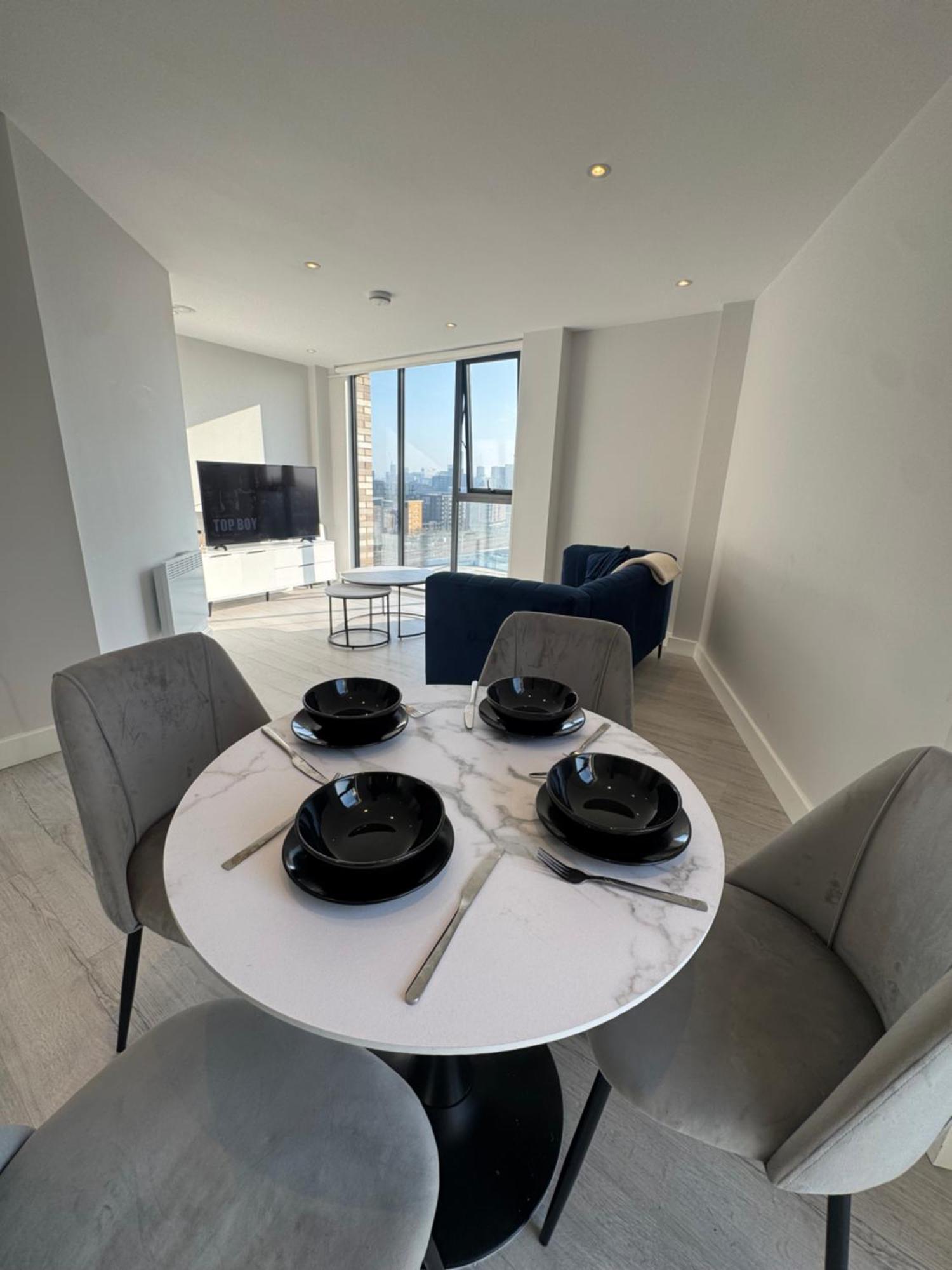 Luxury 2 Bedrooms *