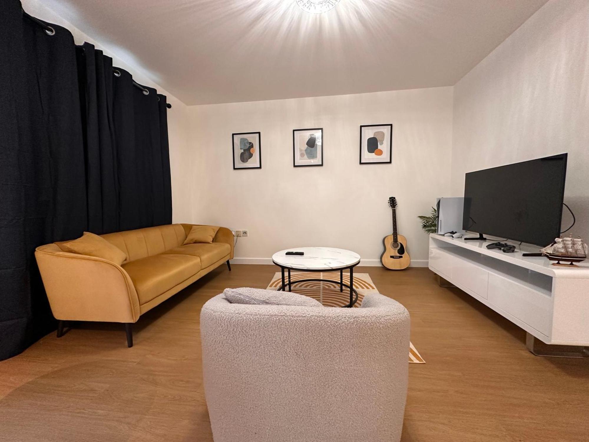 Centrally Located Modern 2 Bedroom Apartment, Minutes Walk To Ao Arena Apartment