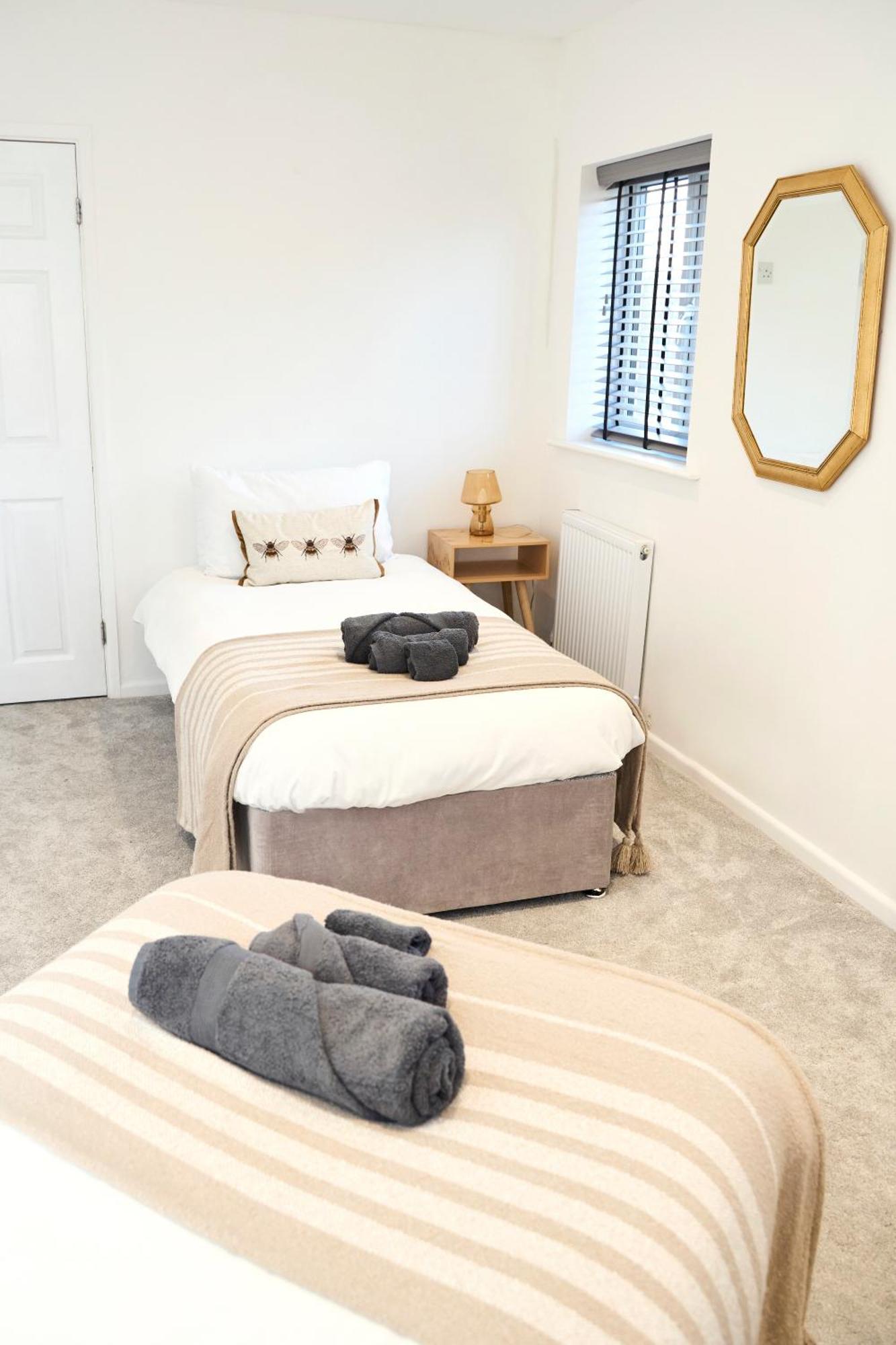 Holiday home Spacious 2-bed Near Centre, Fast Wifi