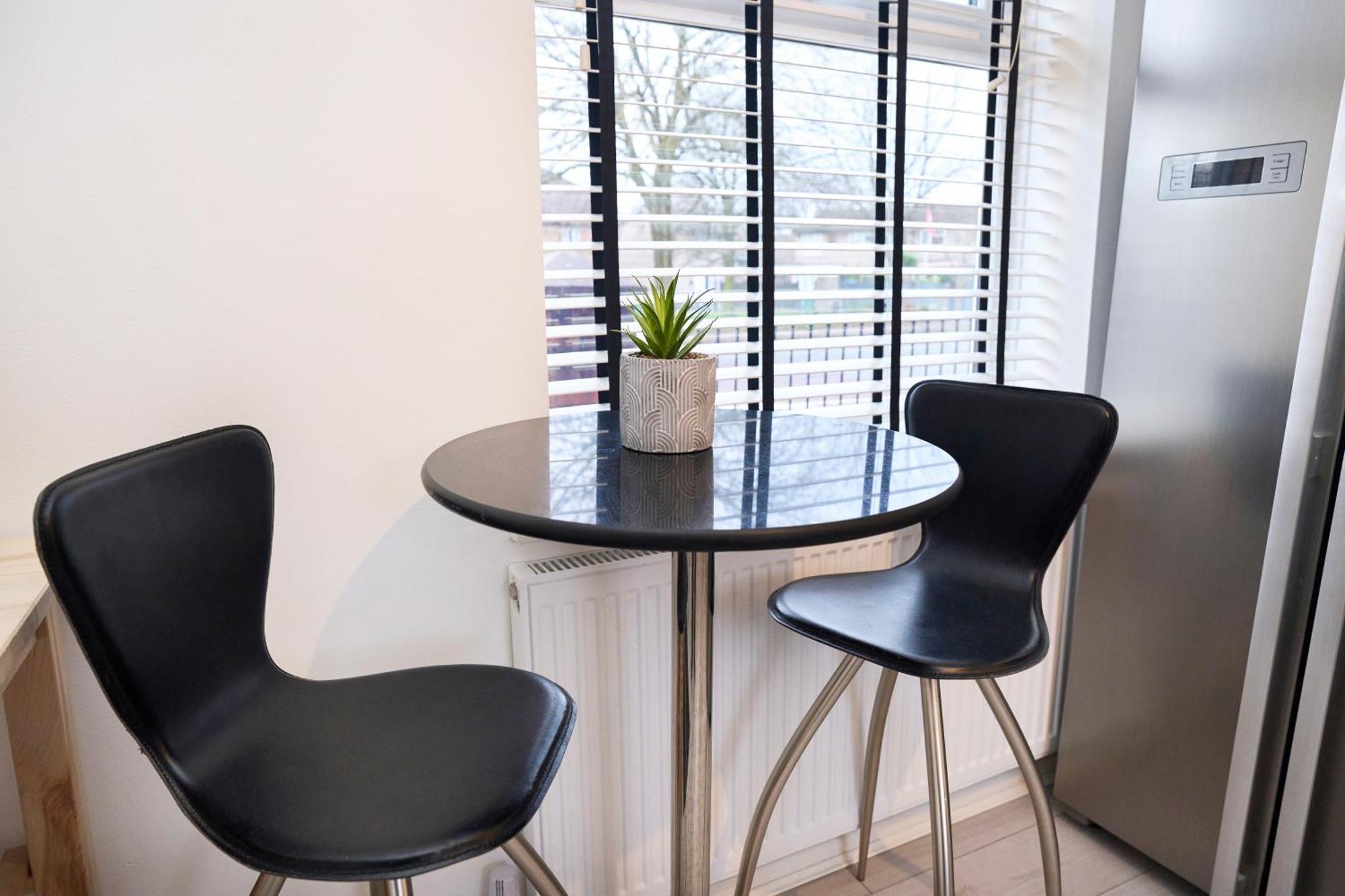 Spacious 2-bed Near Centre, Fast Wifi Holiday home