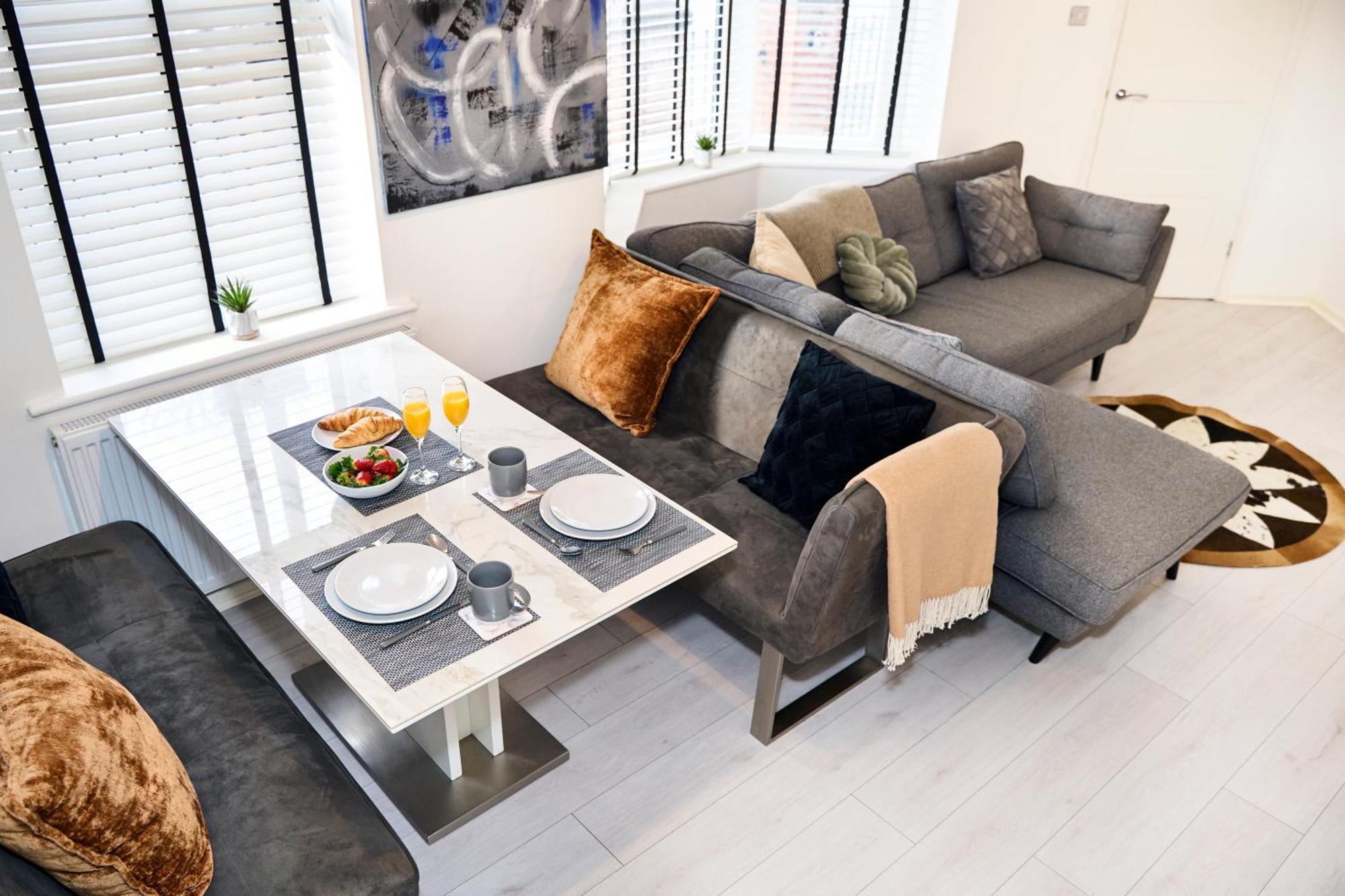 Holiday home Spacious 2-bed Near Centre, Fast Wifi *