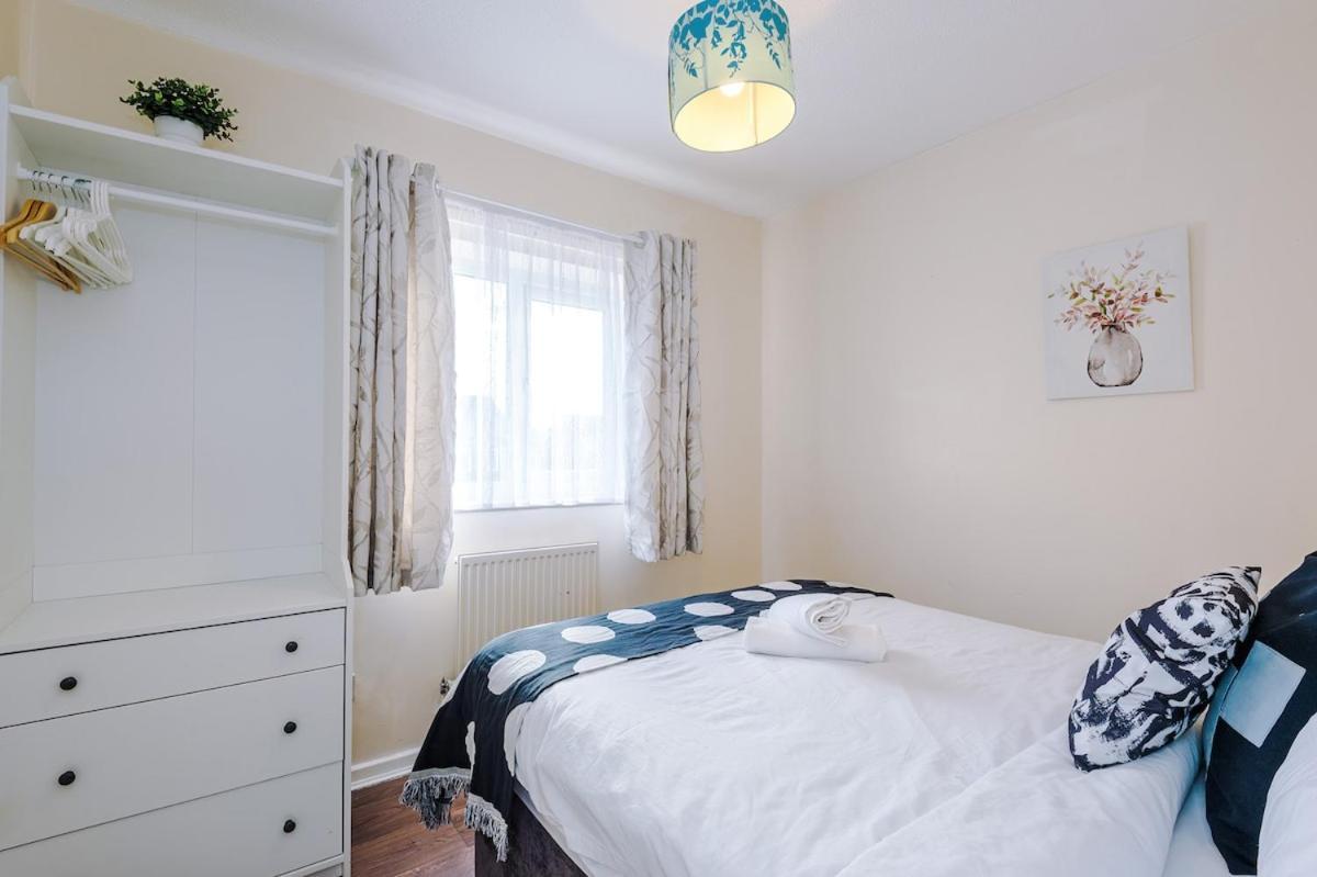 Cozy 3 Bed With Ps4 And Parking By Vista Short Lets Holiday home Manchester