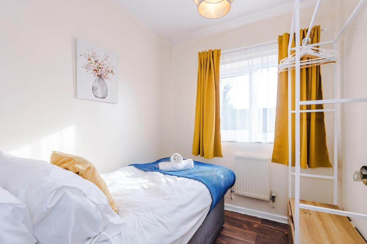 Cozy 3 Bed With Ps4 And Parking By Vista Short Lets Holiday home
