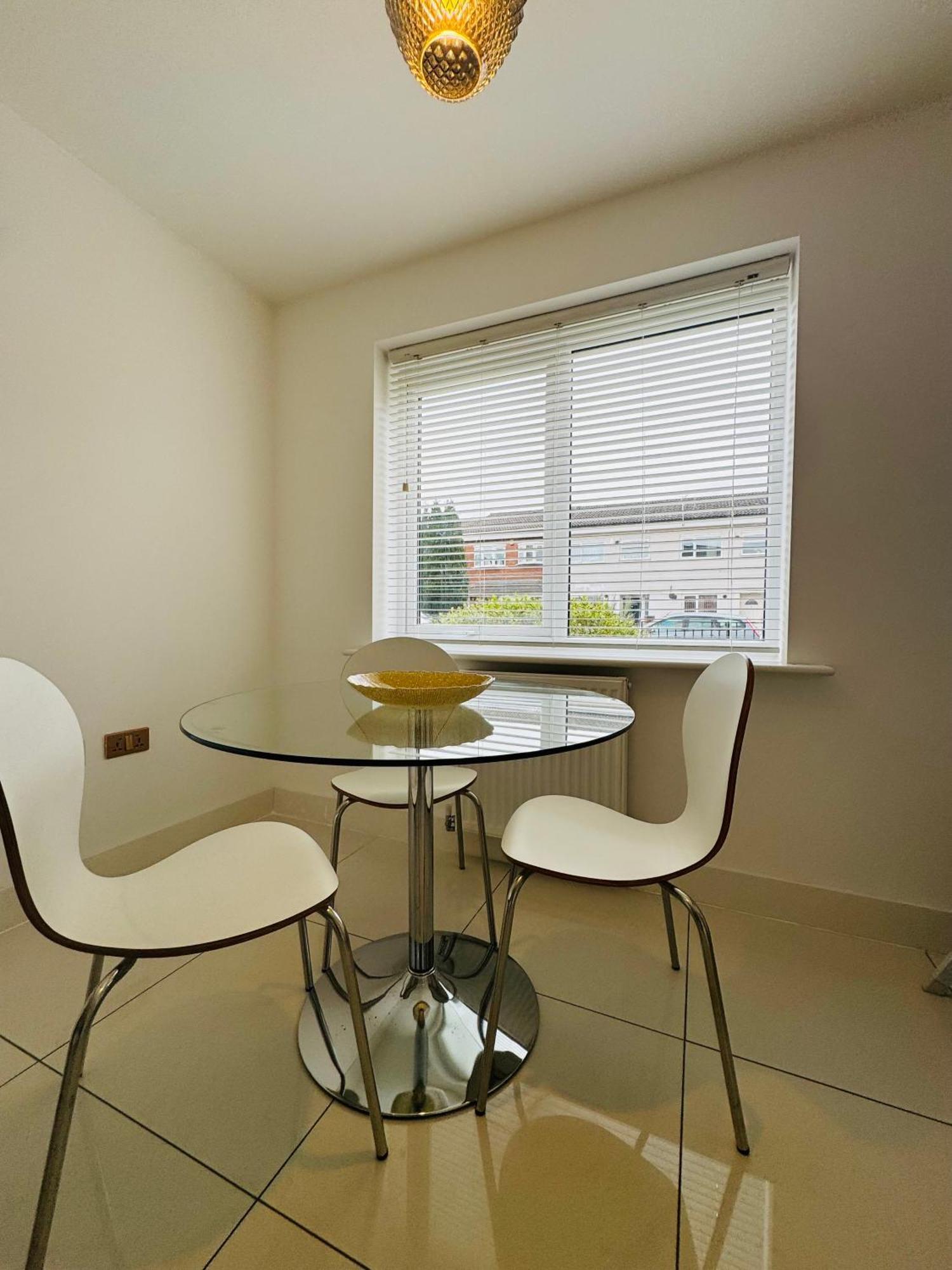 Modern New Built Kingsize Ensuite * Manchester