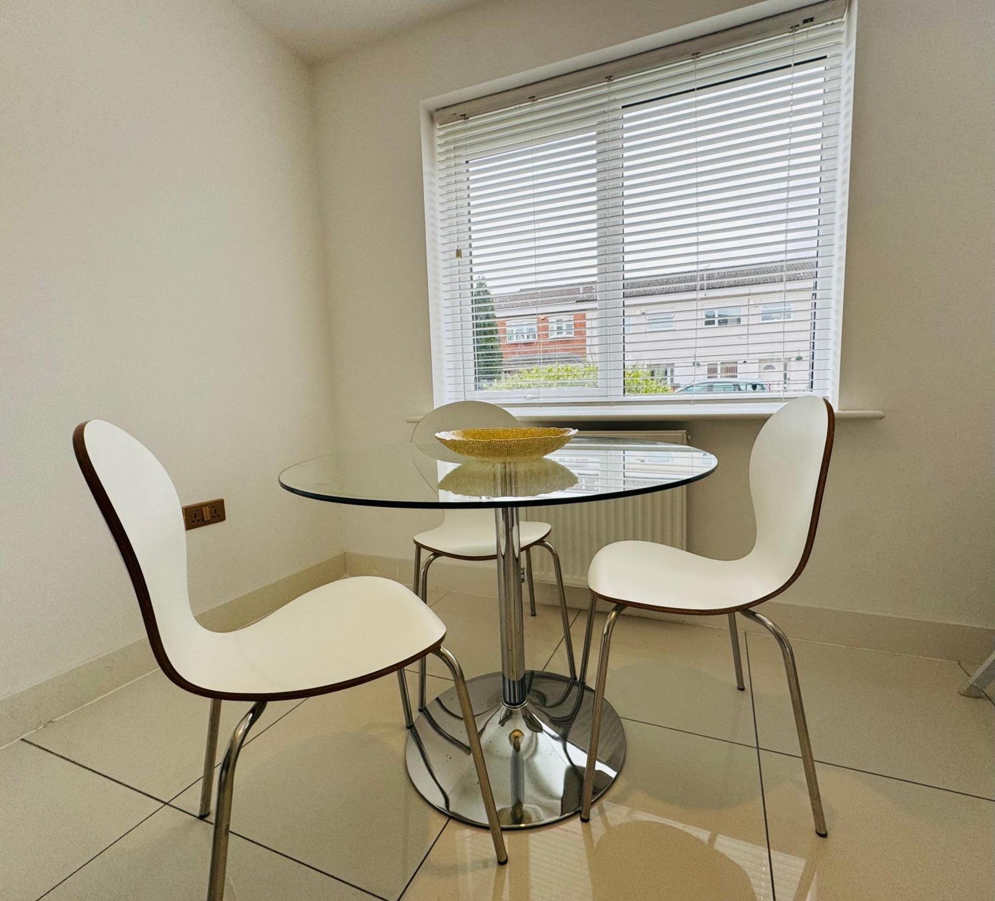 Modern New Built Kingsize Ensuite Homestay *