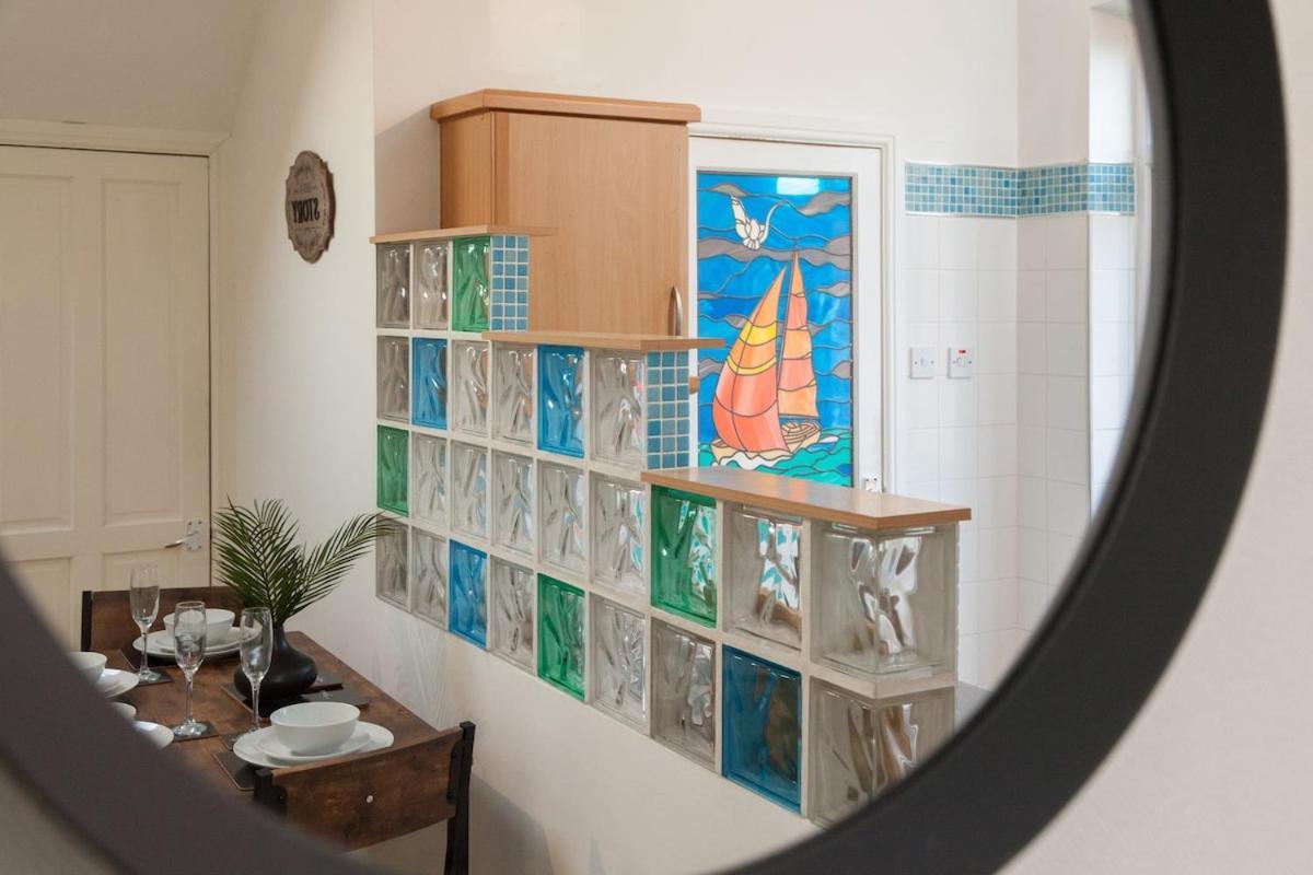 The Emerald In A 6 Bedroom Shared Victorian House Apartment