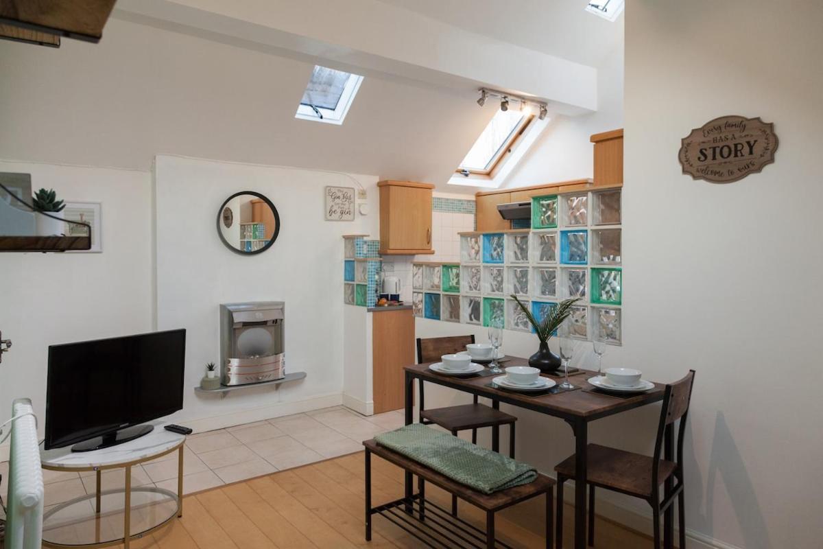 The Emerald In A 6 Bedroom Shared Victorian House * Manchester