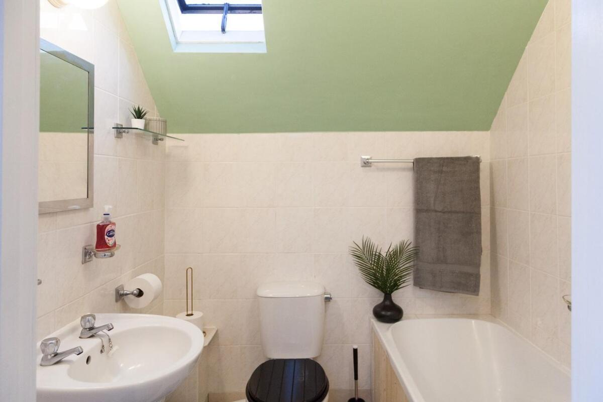 The Orange In A 6 Bedroom Victorian Shared House Apartment *
