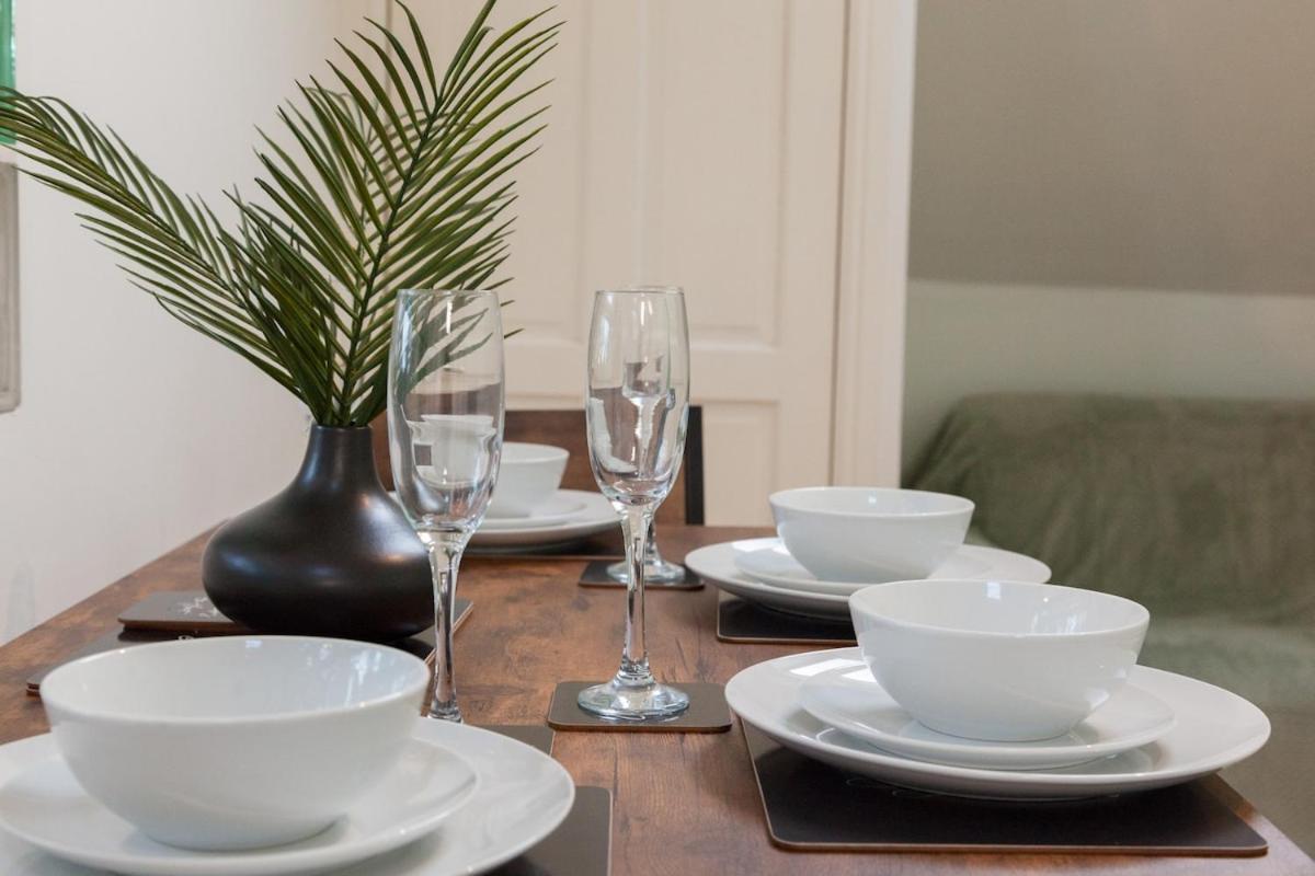 Apartment The Orange In A 6 Bedroom Victorian Shared House *
