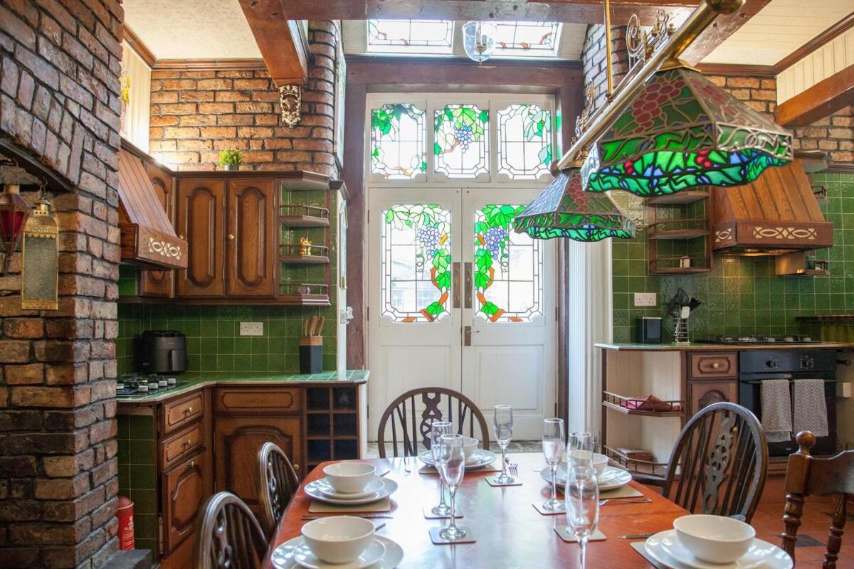The Orange In A 6 Bedroom Victorian Shared House Manchester