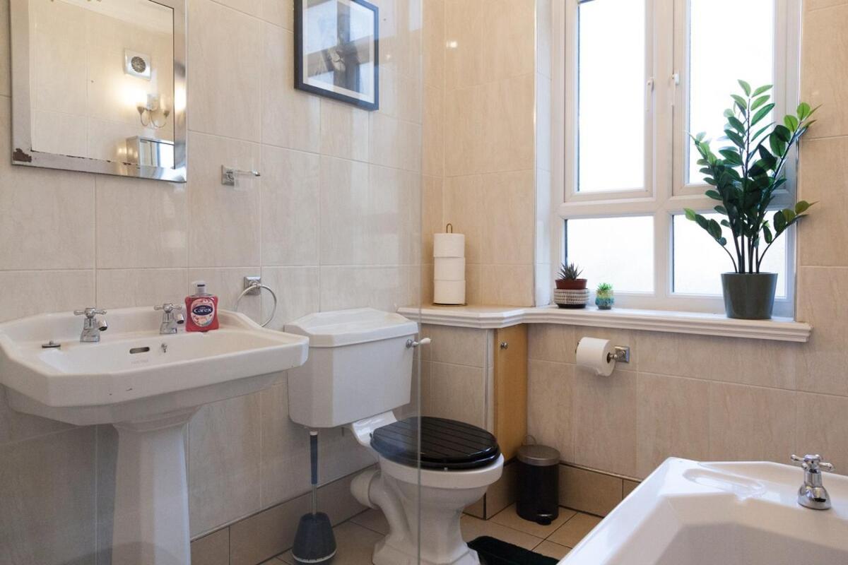 Apartment The Orange In A 6 Bedroom Victorian Shared House