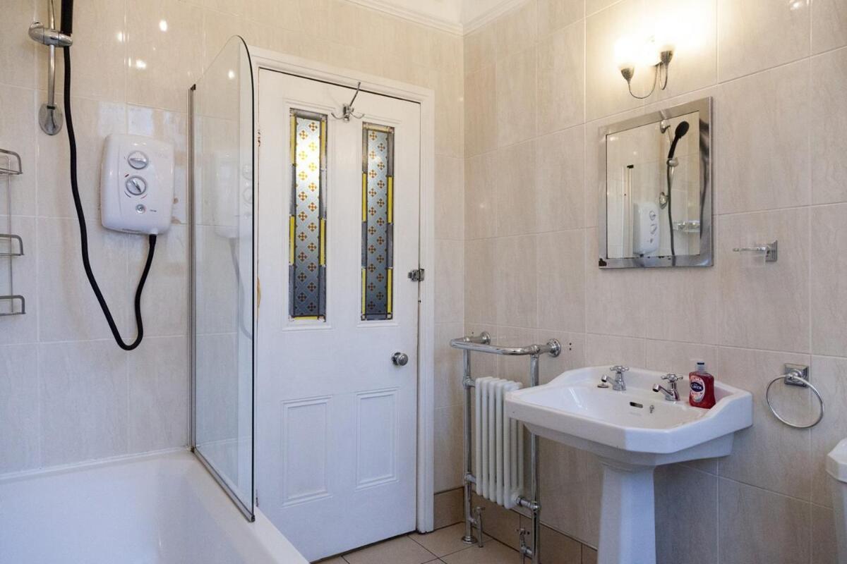 Apartment The Orange In A 6 Bedroom Victorian Shared House
