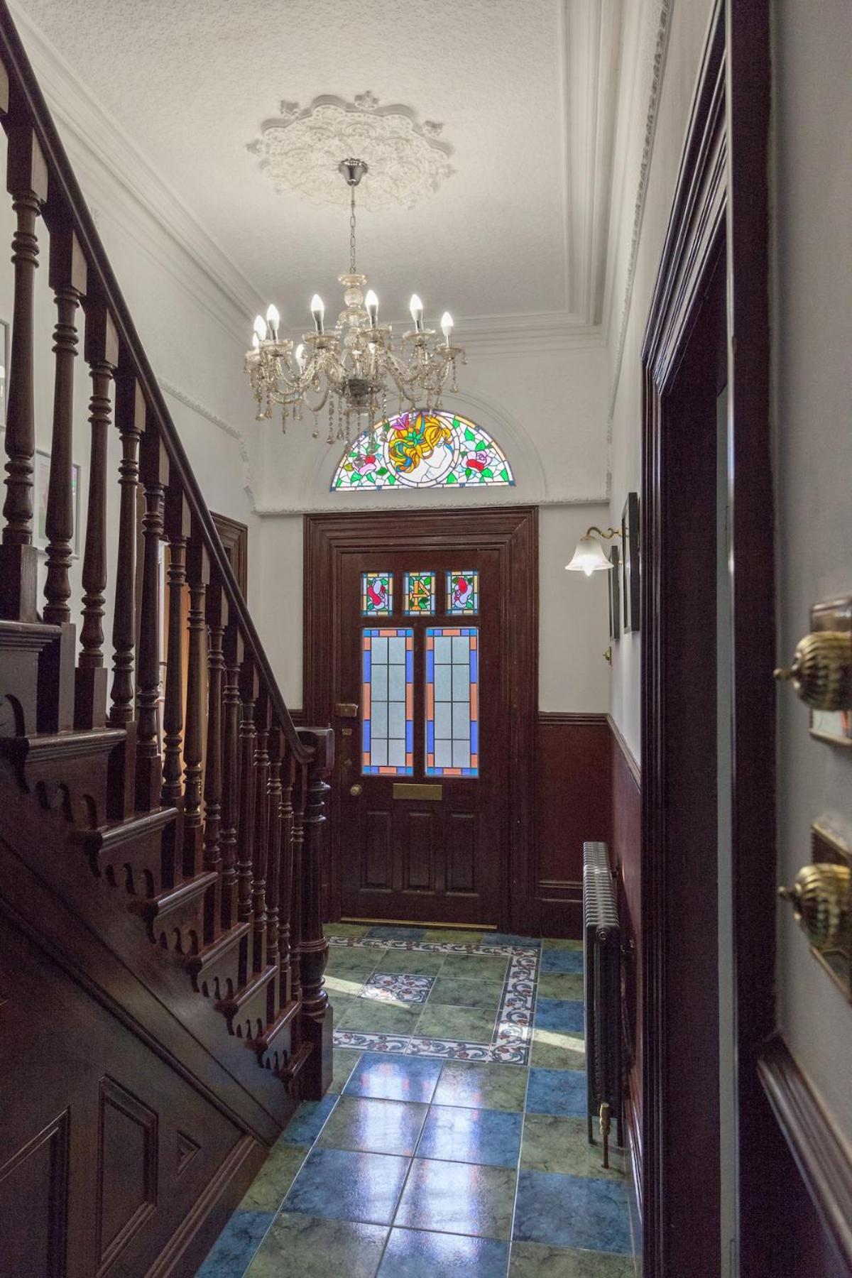 The Orange In A 6 Bedroom Victorian Shared House Apartment *