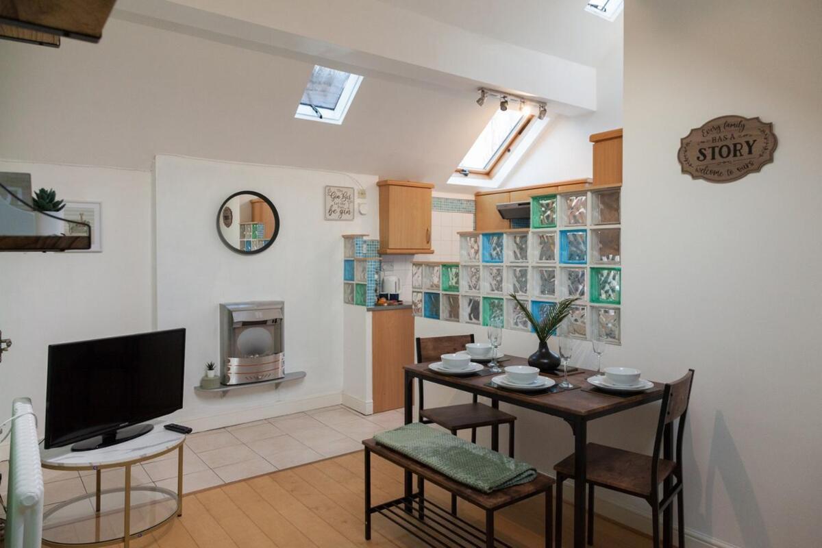 The Orange In A 6 Bedroom Victorian Shared House Manchester