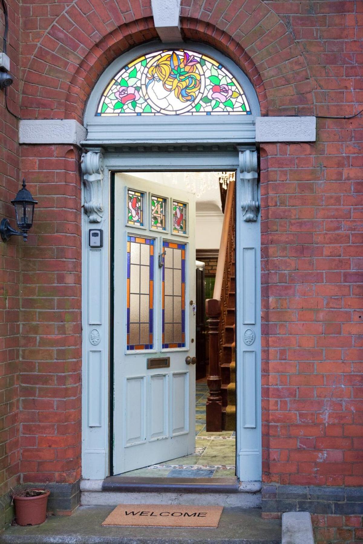 The Orange In A 6 Bedroom Victorian Shared House Apartment