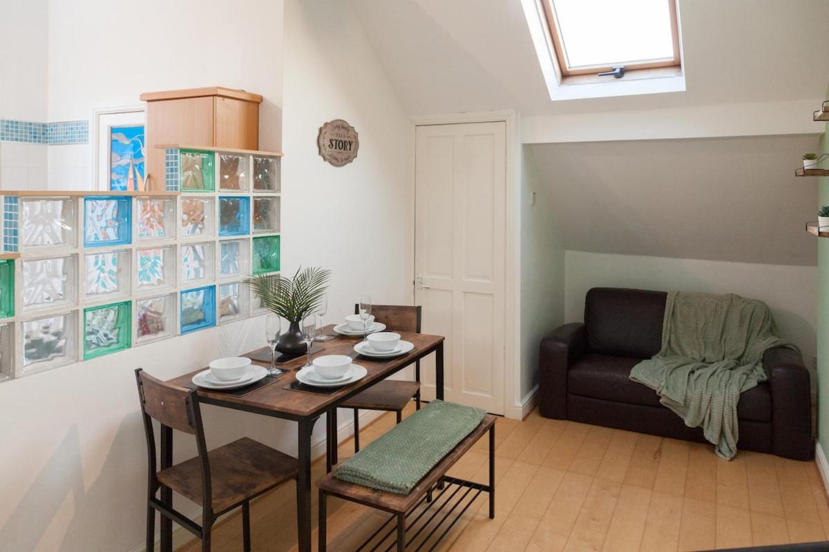 The Orange In A 6 Bedroom Victorian Shared House Apartment *