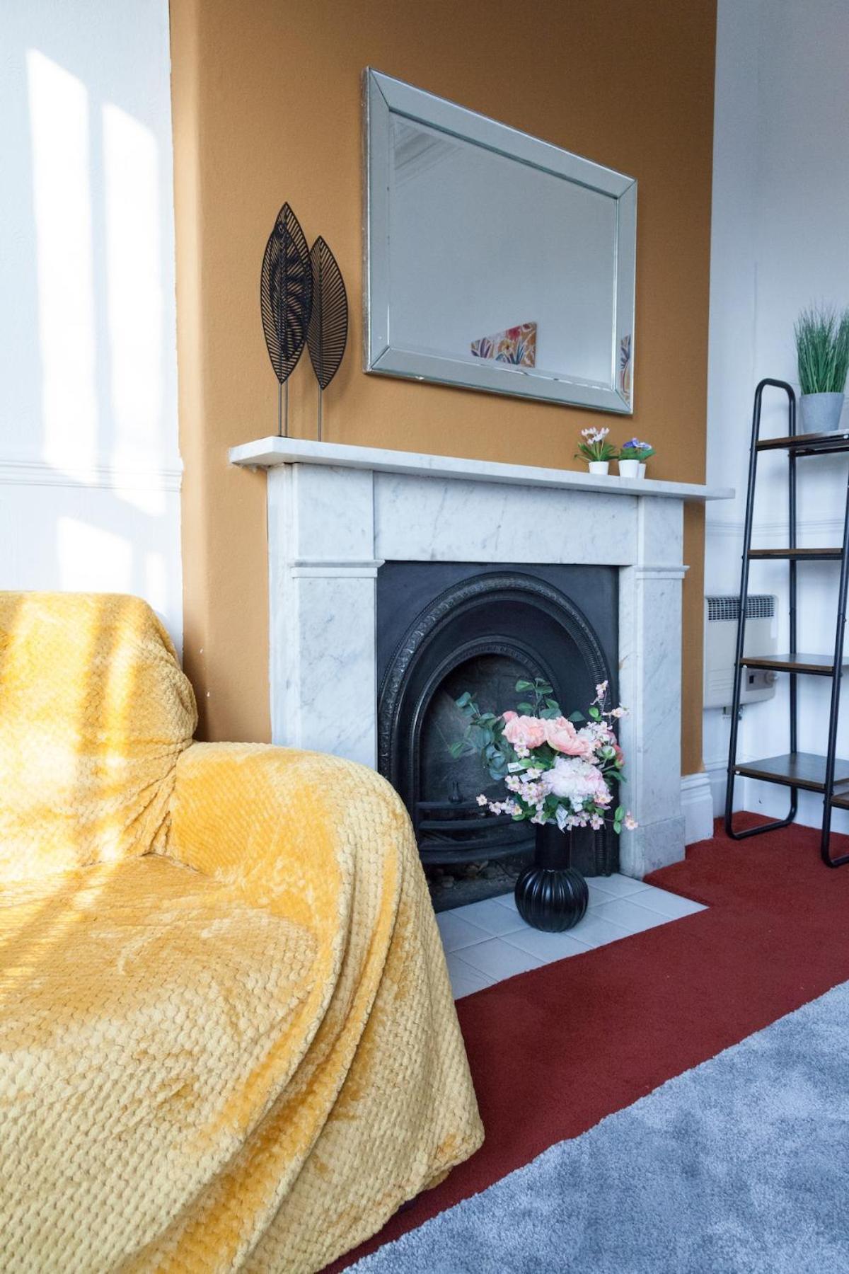 Apartment The Orange In A 6 Bedroom Victorian Shared House