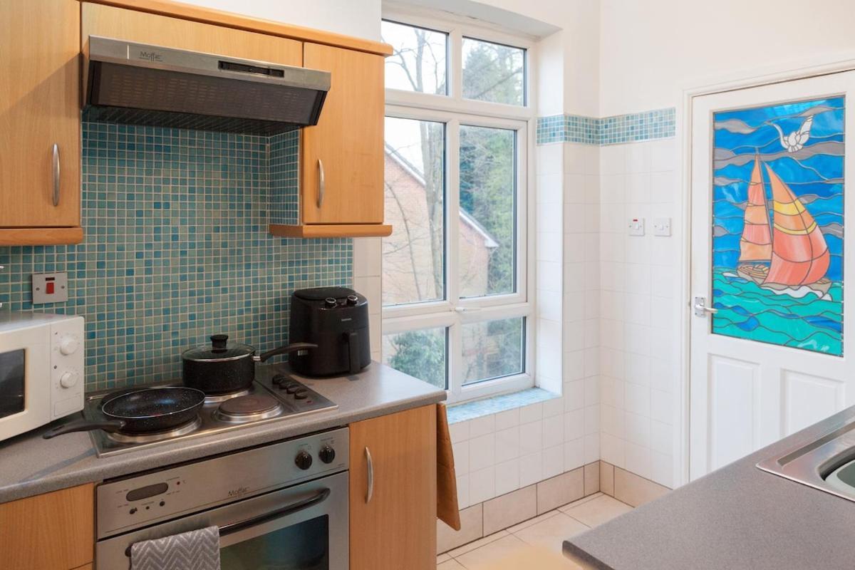 The Orange In A 6 Bedroom Victorian Shared House Apartment