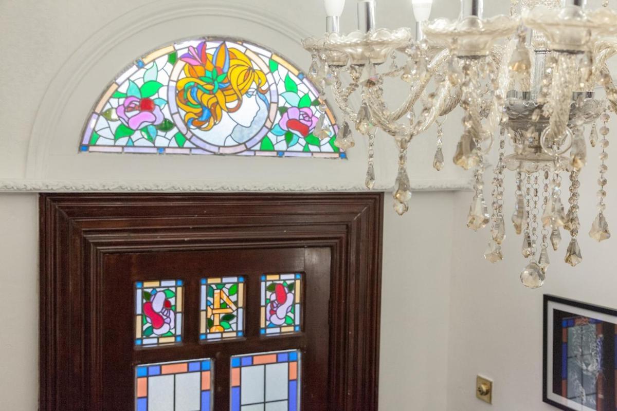 The Orange In A 6 Bedroom Victorian Shared House Apartment