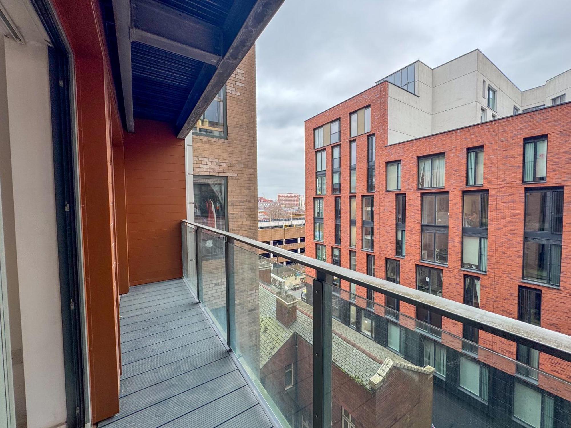 2br - Centre - Balcony Apartment Manchester