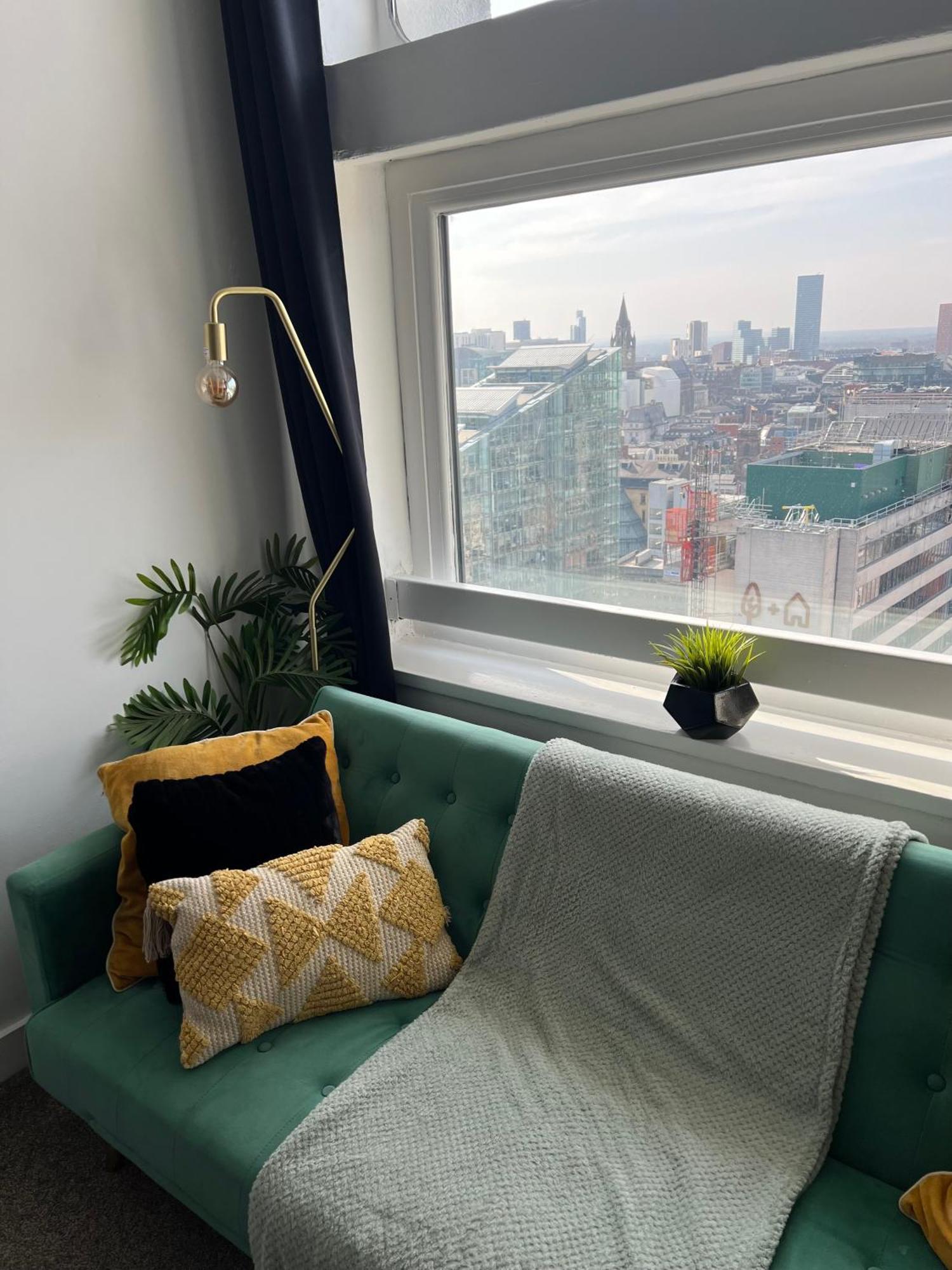 Opulent Skyline Apartment *