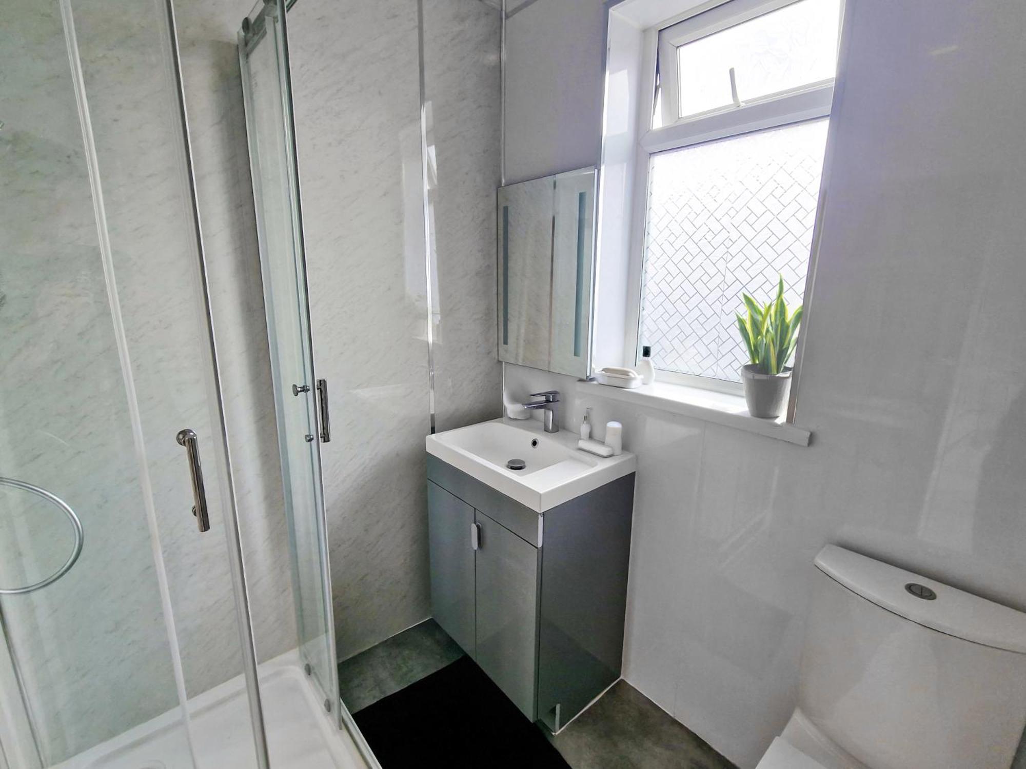 Holiday home Cosy & Stylish 3-bedroom Near Etihad Stadium & Coop Live Arena, Perfect For 8 Guests Manchester