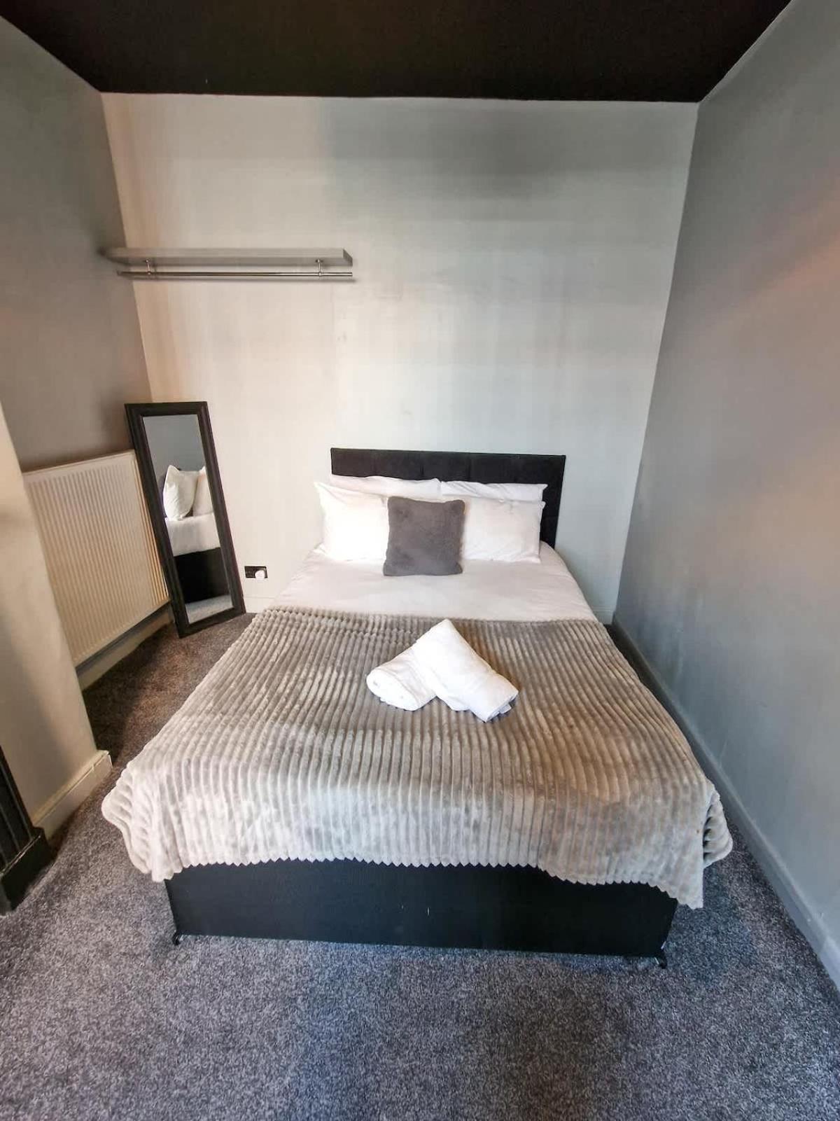 Centre Hidden Gem Sleeps 22 By Superhost