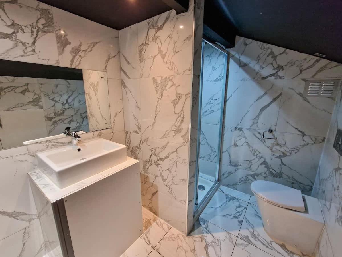 Centre Hidden Gem Sleeps 22 By Superhost Holiday home