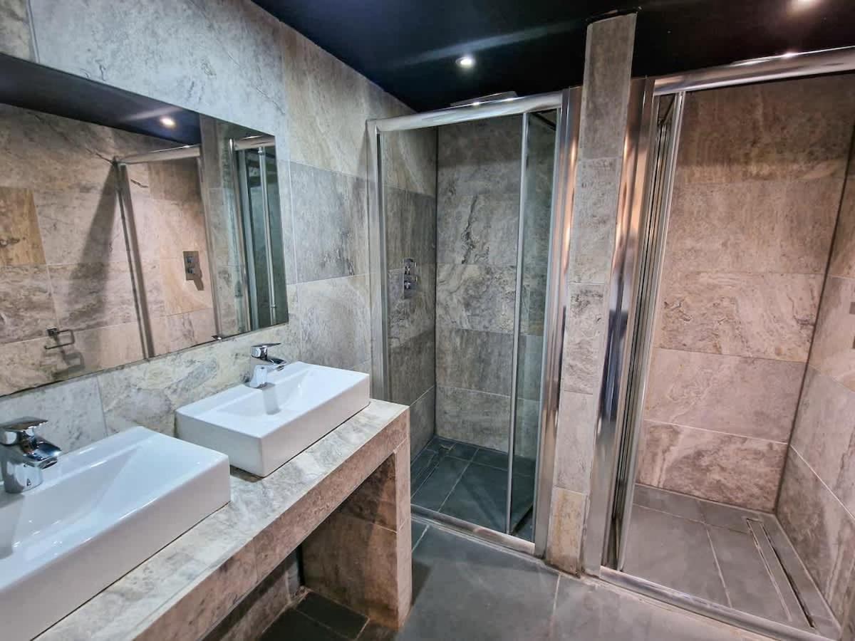 Centre Hidden Gem Sleeps 22 By Superhost Holiday home Manchester