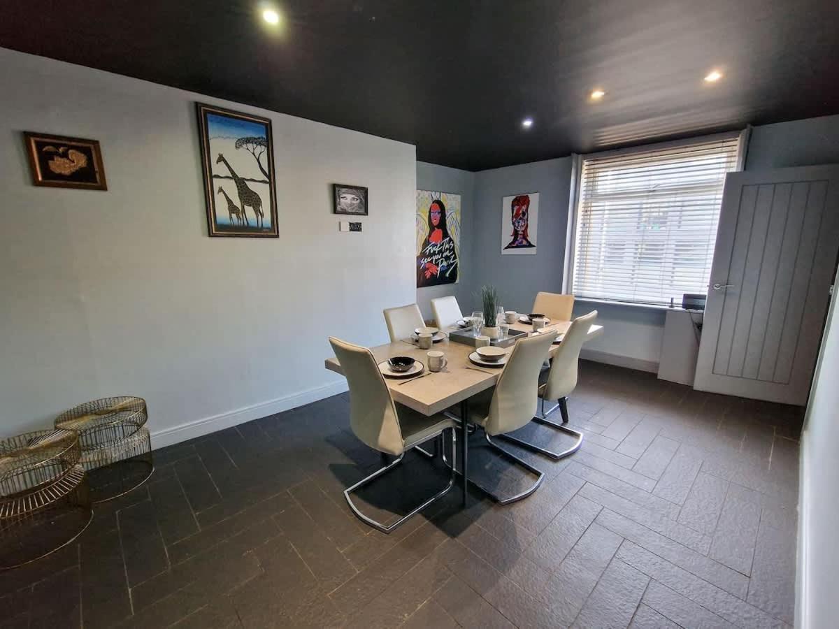 Centre Hidden Gem Sleeps 22 By Superhost Holiday home