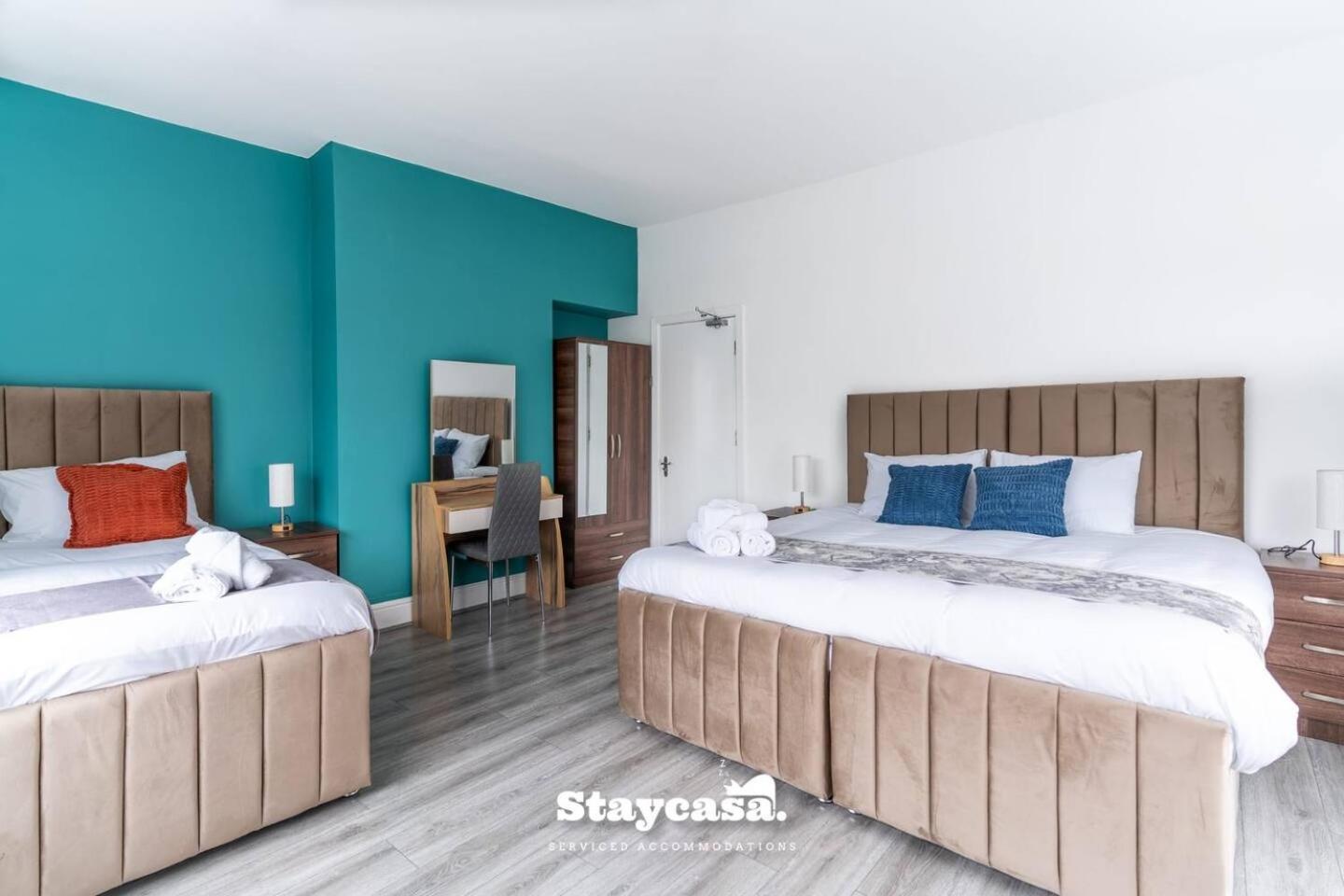 Modern 5-bed Haven Near Centre Holiday home *