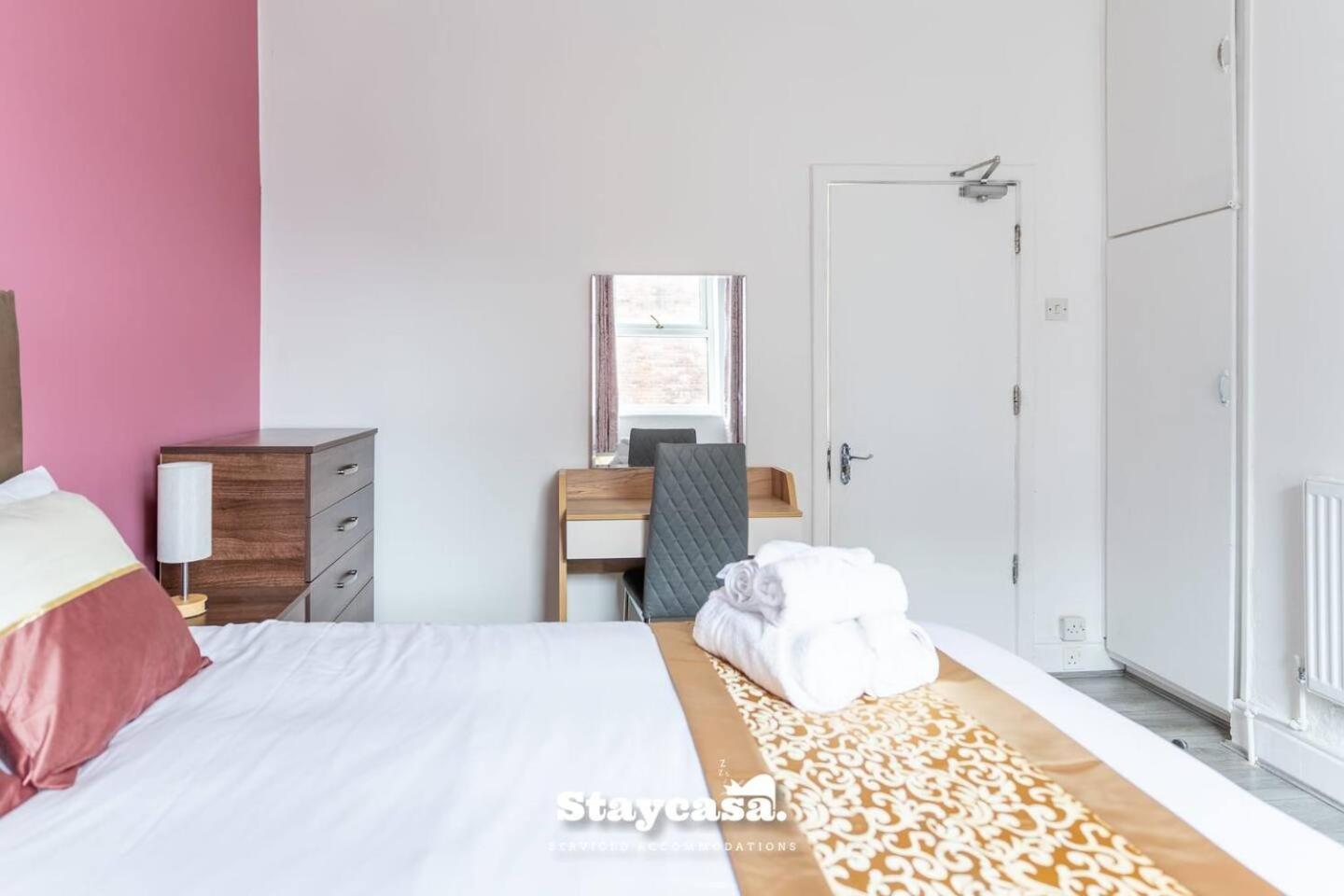 Holiday home Modern 5-bed Haven Near Centre