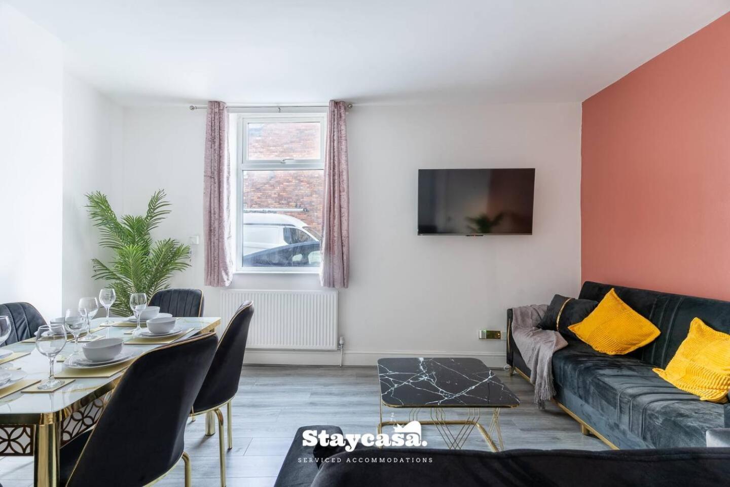 Modern 5-bed Haven Near Centre