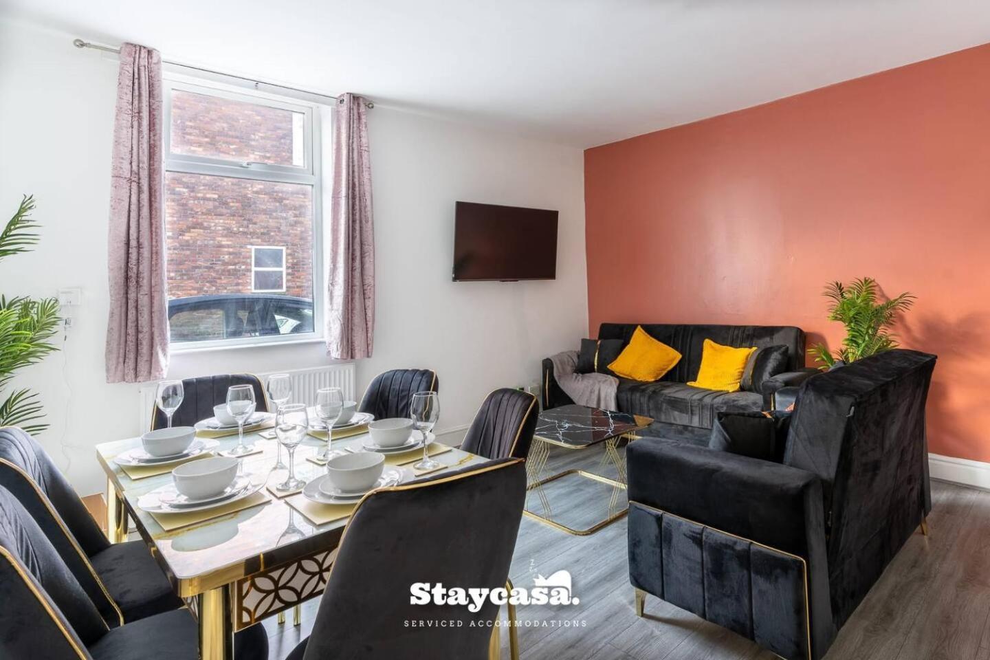 Modern 5-bed Haven Near Centre Holiday home *
