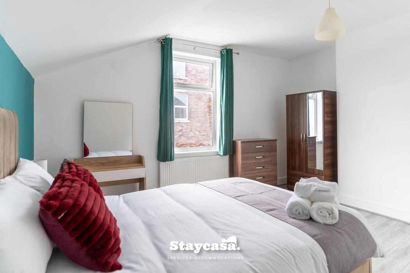 Holiday home Modern 5-bed Haven Near Centre *