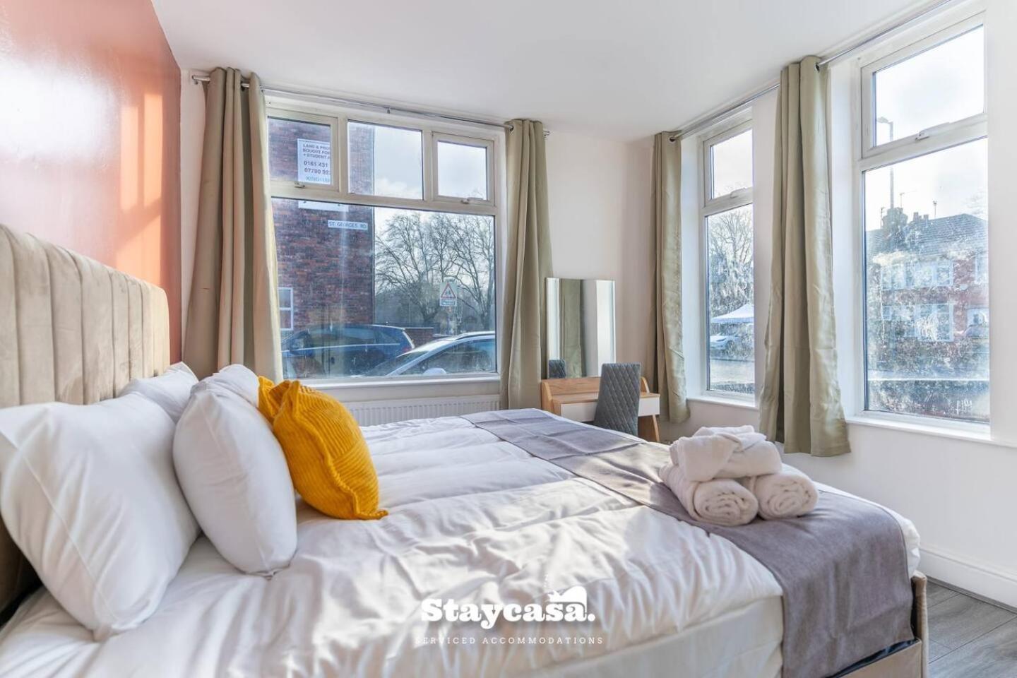 Holiday home Modern 5-bed Haven Near Centre *