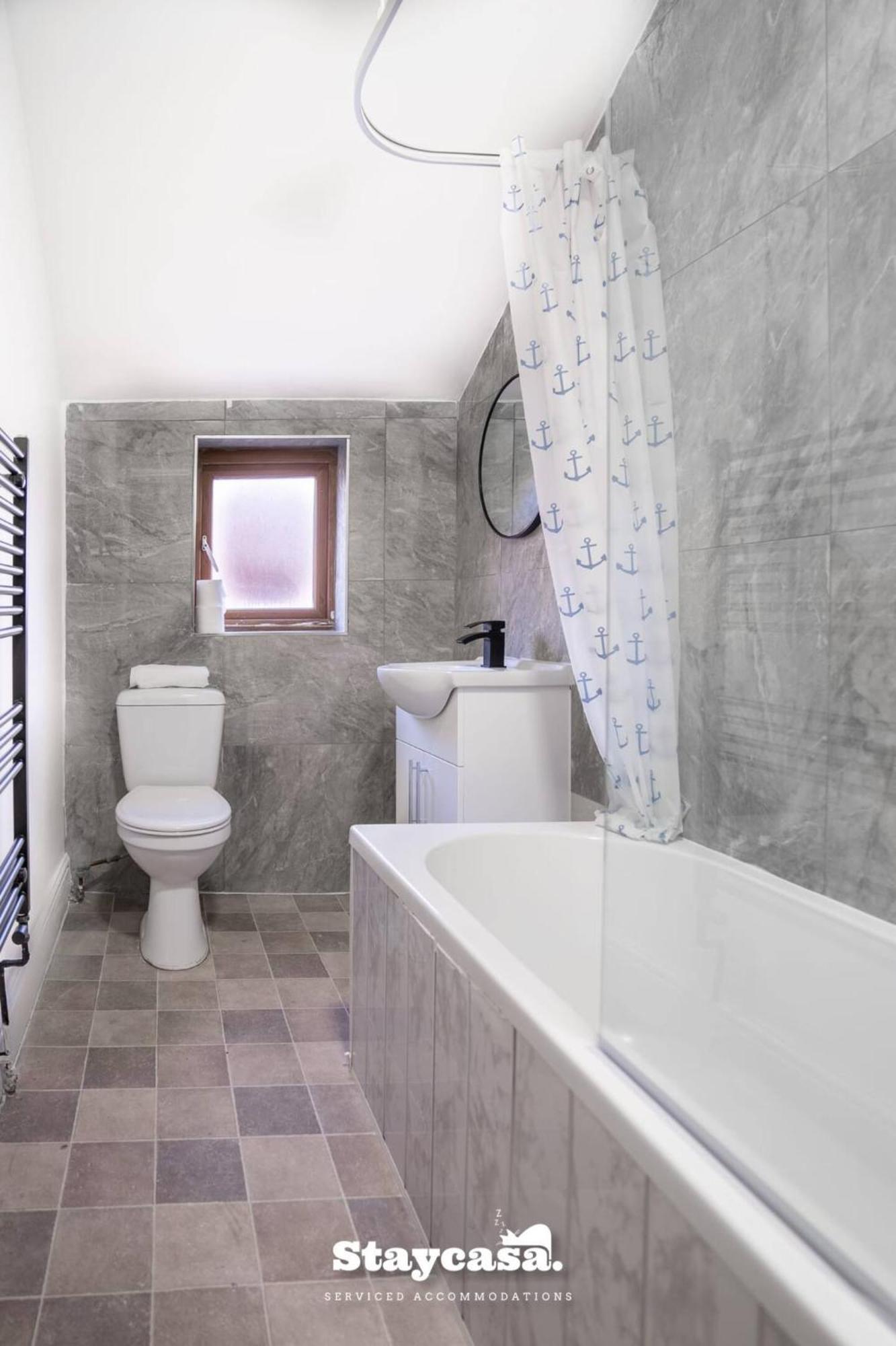 Modern 5-bed Haven Near Centre *