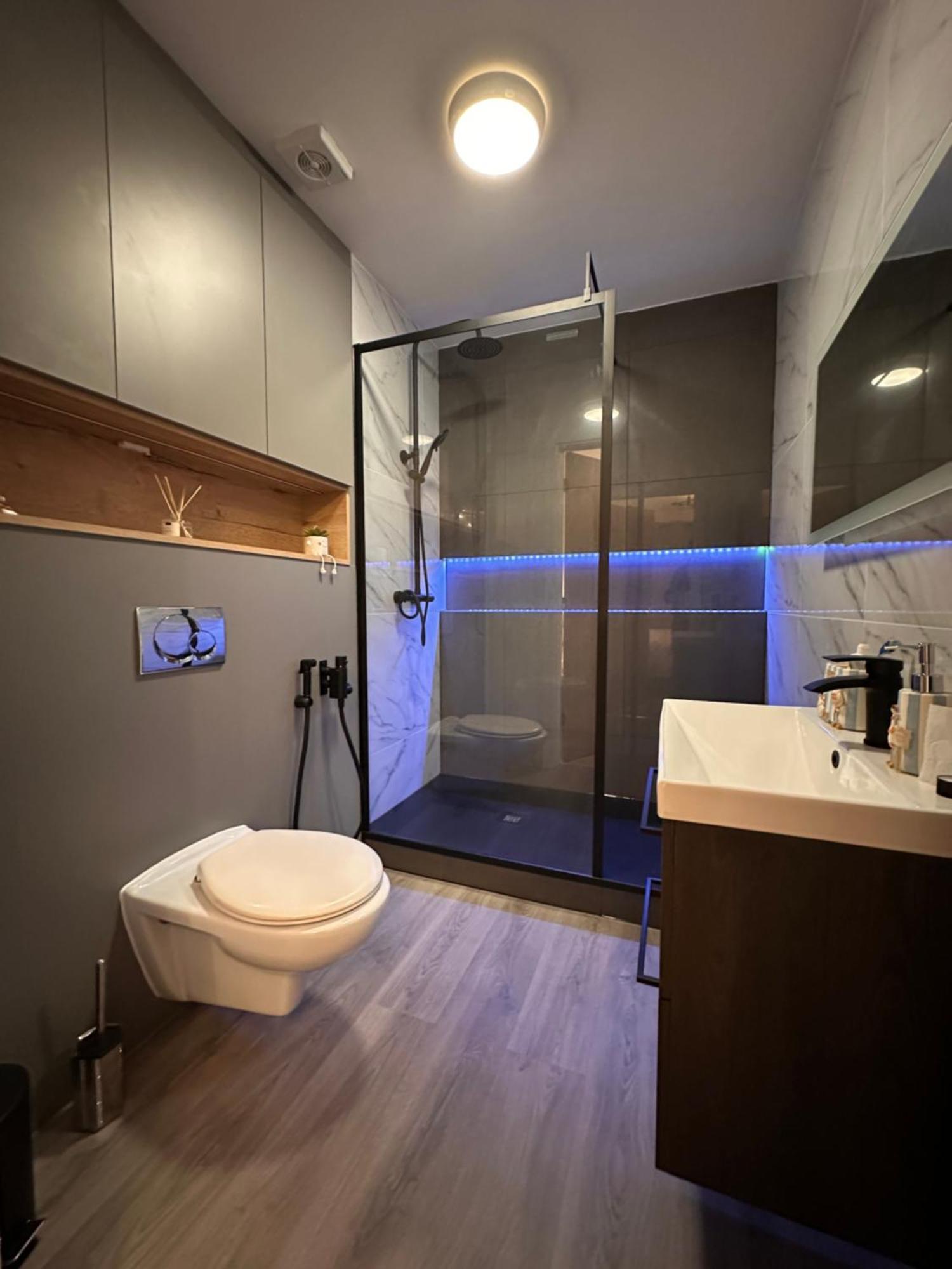 Centrally Located Modern 2 Bedroom Apartment, Minutes Walk To Ao Arena Apartment