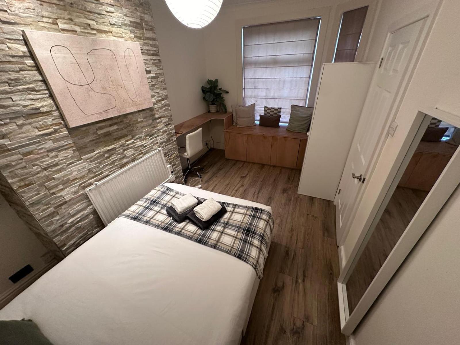 Stylish Interior Cosy Haven - On-street Parking Holiday home