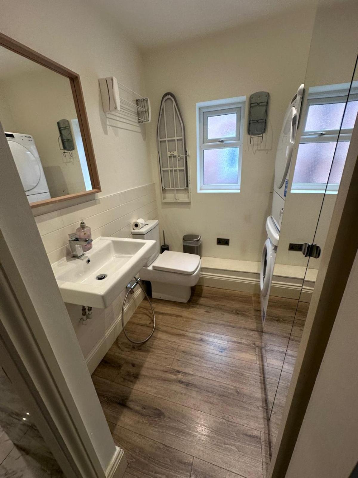 Stylish Interior Cosy Haven - On-street Parking * Manchester