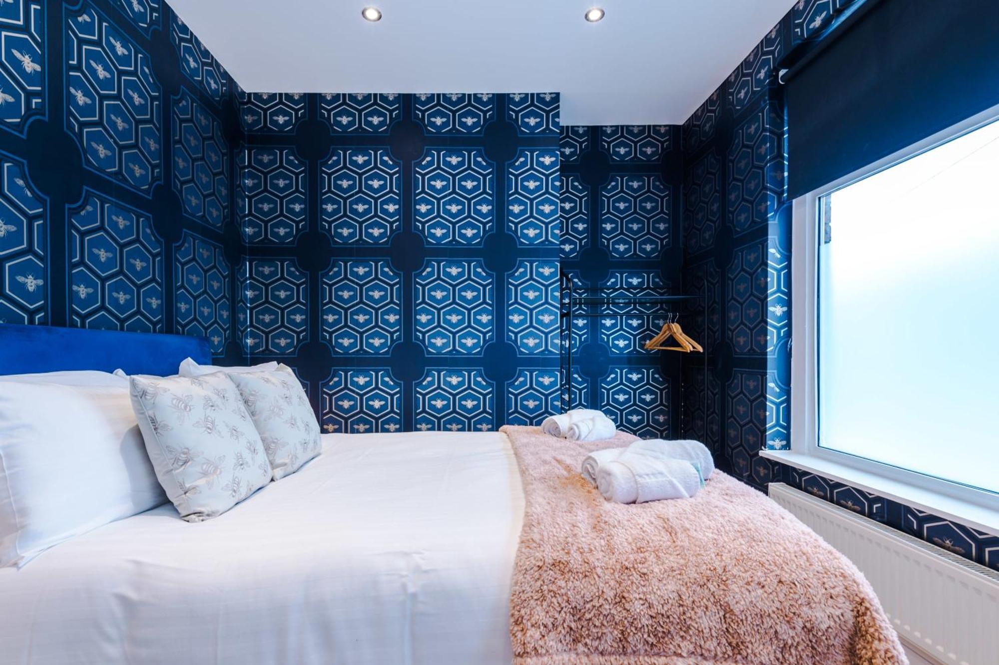 Rest&recharge At A Luxury Retreat In - Sleeps 11, 5 Bedrooms, 3 Bathrooms, Free Parking *